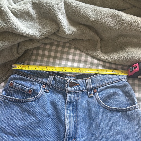 Levi’s 27 High-Waisted Jean Shorts - Picture 7 of 8